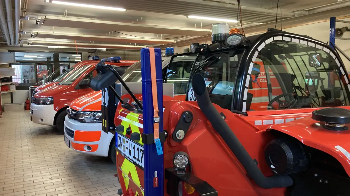In der kleinen Fahrzeughalle stehen, wie dem Namen schon abgeleitet werden kann, die kleineren Wägen der Feuerwehr.