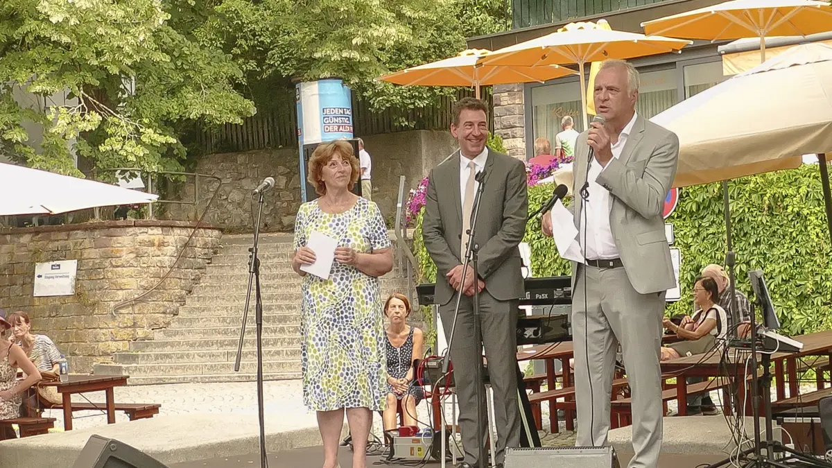 Zur Eröffnung des Fests kommen Oberbürgermeister Erik Pauly (Mitte), die Bürgermeisterin der Partnerstadt Vác, Ilona Matkovich, und der Leiter des ungarischen Kulturzentrums Stuttgart, Dezső B. Szabó, auf die Festbühne.