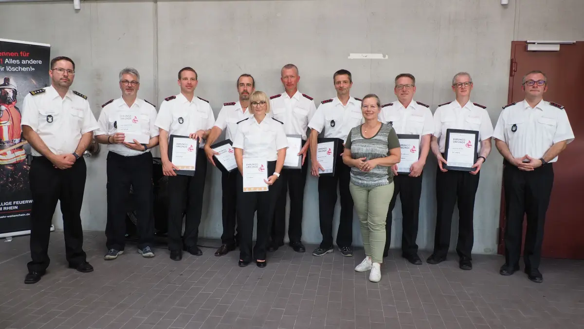 OB Diana Stöcker (Mitte), Kommandant Frank Sommerhalter (links) und sein Stellvertreter Alexander Ebler (rechts) zeichneten Uwe Degenhart, Sören Lehmann, Jochen Währer, Caro Sommerhalter, Peter Lehmann, Winfried Bäuchle, Axel Schiffmann und Andreas Müller (von links) für ihre Treue zur Feuerwehr aus.