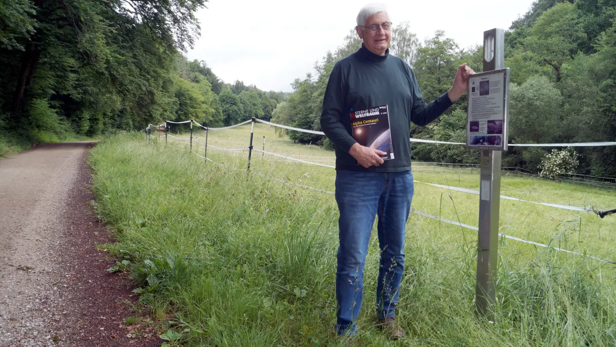 Karl-Heinz Wiederhold, Hobby-Astronom und Schöpfer des Kanderner Planetenwegs, vor der Venus