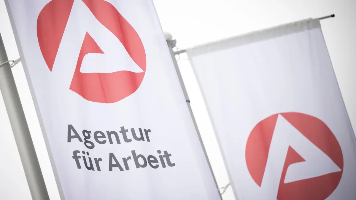 Arbeitsmarktzahlen: ARCHIV - 30.01.2026, Mecklenburg-Vorpommern, Schwerin: Fahnen mit dem Logo der Agentur für Arbeit wehen im Wind. Arbeitsagentur legt Arbeitsmarktzahlen in Mecklenburg-Vorpommern vor. (zu dpa: «Weniger Arbeitslose im Juni in Mecklenburg-Vorpommern») Foto: Philip Dulian/dpa +++ dpa-Bildfunk +++