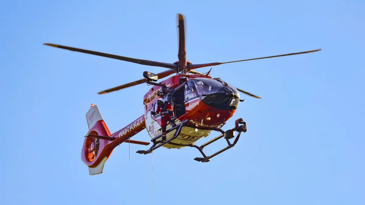 Rettungshubschrauber: ARCHIV - 06.09.2025, Nordrhein-Westfalen, Winterberg: Ein Hubschrauber der DRF-Luftrettung fliegt bei einer Luftrettungsübung. (zu dpa: «Zwei junge Menschen schweben nach Unfall in Lebensgefahr») Foto: Christoph Reichwein/dpa +++ dpa-Bildfunk +++