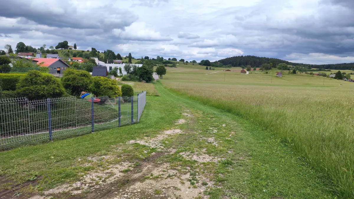 Blick Richtung St. Wolfgangskapelle: Die Felder auf der rechten Seite waren im ursprünglichen Bebauungsplan von 2010 noch als Sickerfläche eingeplant, sind inzwischen aber wieder der Landwirtschaft freigegeben.