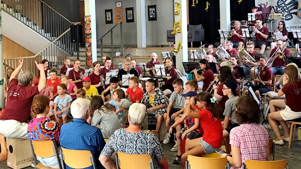 Musizieren, und Spaß dabei: Beim Kinderkonzert der Stadtmusik konnten die jungen Besucher selbst aktiv werden wie hier beim Crash-Kurs "Kistentrommeln".