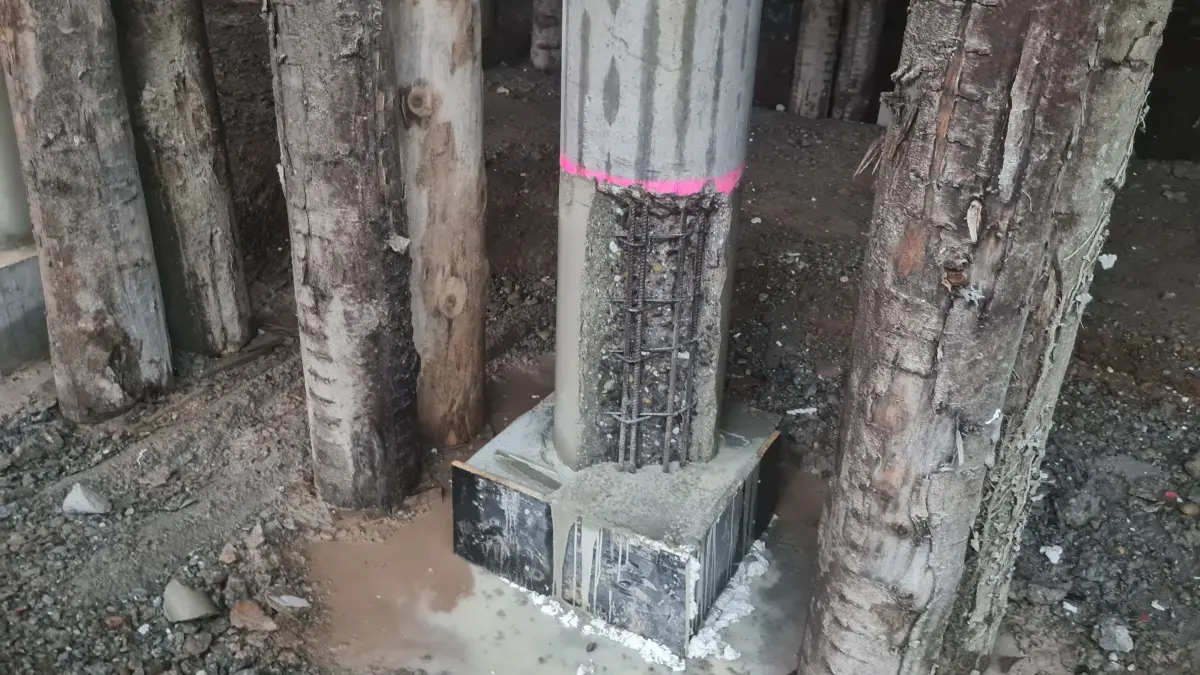 In der Tiefgarage unter dem St. Georgener Rathaus werden die maroden Betonpfeiler mit Baumstämmen abgestützt.