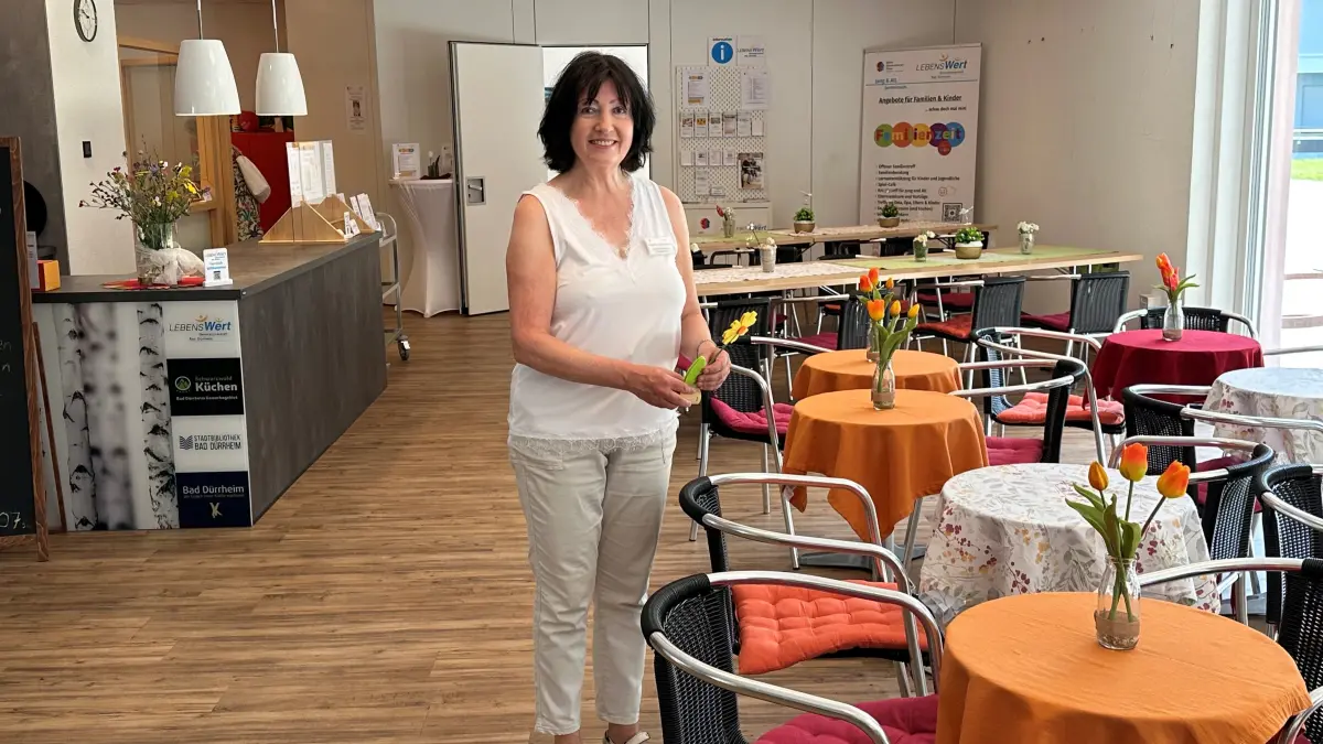 Angelika Strittmatter sorgt schon mal für eine schöne Atmosphäre. Im Mehrgenerationenhaus des Generationentreffs Lebenswert sind auch Familien sehr willkommen – für sie wurde sogar extra ein Familienzeit-Paket geschnürt.