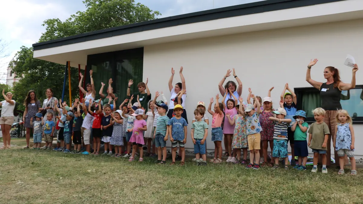 Mit einem Begrüßungslied wurde das Forscher- und Familienfest des Kindergartens Funkelstein in Hochemmingen eröffnet.