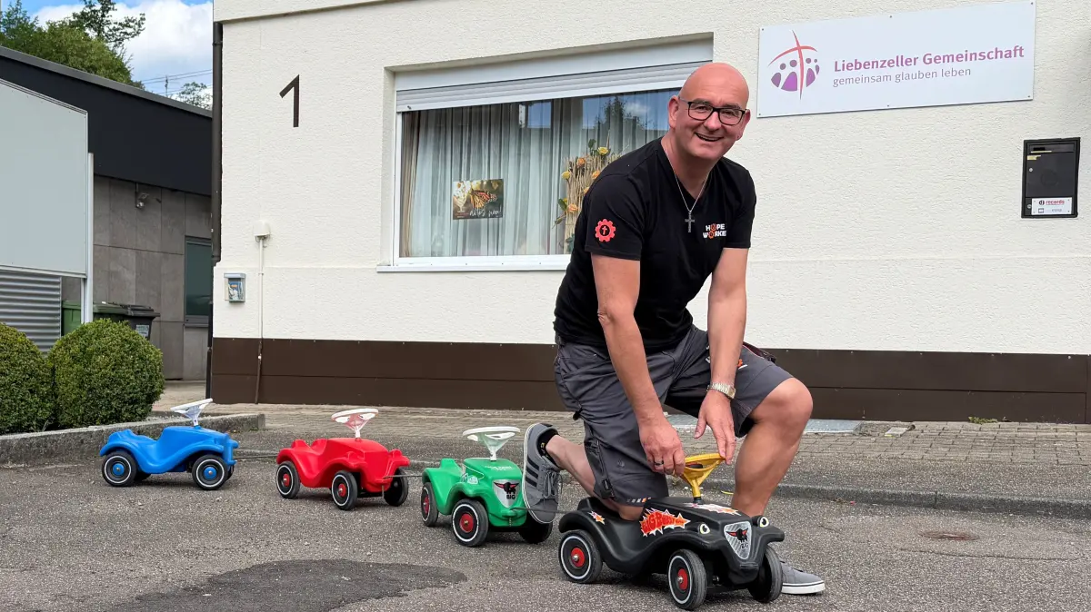 Jochen Lengler will mit der längsten Bobbycar-Kette der Welt einen Weltrekord aufstellen.