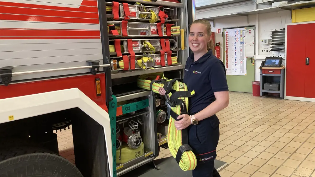 Sarah Teschner-Jelkowski übernimmt viele Aufgaben bei der Freiwilligen Feuerwehr in Calw und verbringt viel Zeit im Gerätehaus.