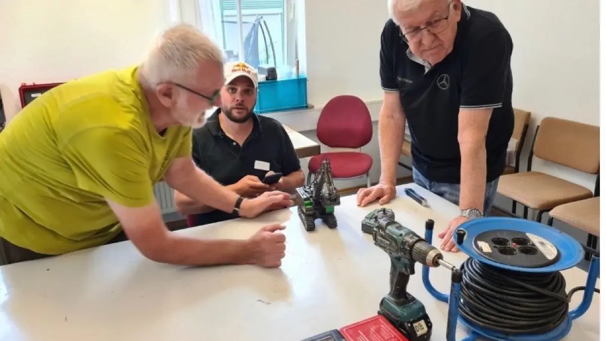 Beim ersten Reparatur- und Technik-Café von Unser Effringen e.V. unterstützten ehrenamtliche Helfer zahlreiche Besucher dabei, defekte Geräte und Spielzeuge wieder funktionstüchtig zu machen.