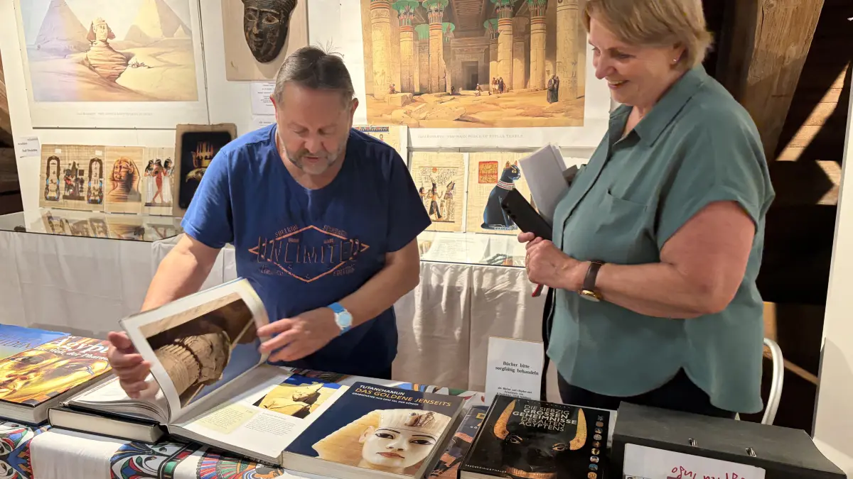 Rolf Drodofsky (links) stellt dem Wildberger Museum für die Jubiläumsausstellung eine Sammlung an ägyptischen Artefakten zur Verfügung.