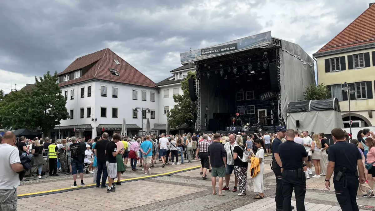 Der Marktplatz füllt sich.