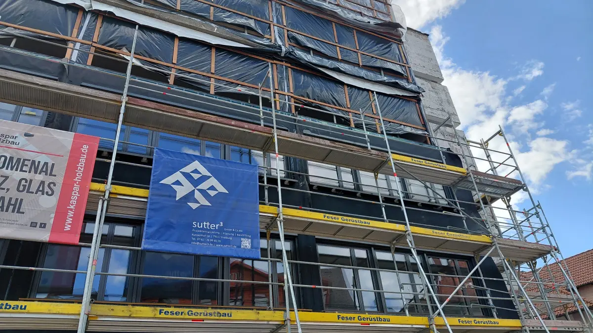 Alles schwarz an der Rathaus-Fassade – dennoch ist erkennbar, dass im unteren Teil bereits die neuen Fassaden-Elemente eingebaut wurden.