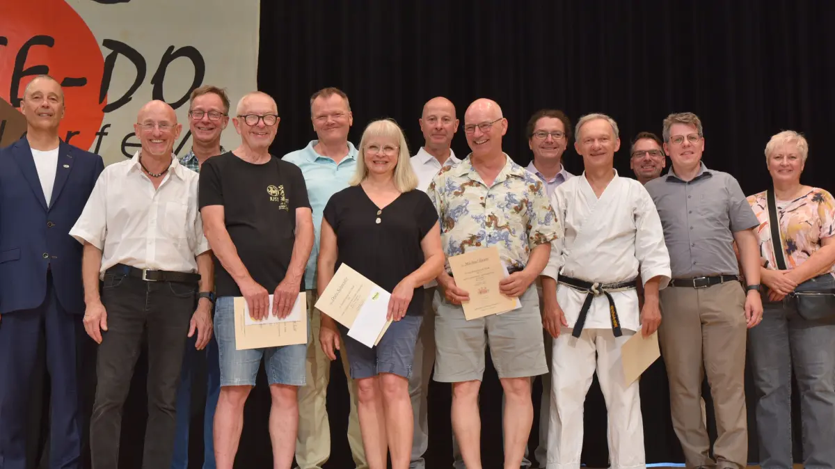 Ehrungen von Bundes- und Landesebene gibt es für die langjährigen Protagonisten von Karate-Do Oberndorf.
