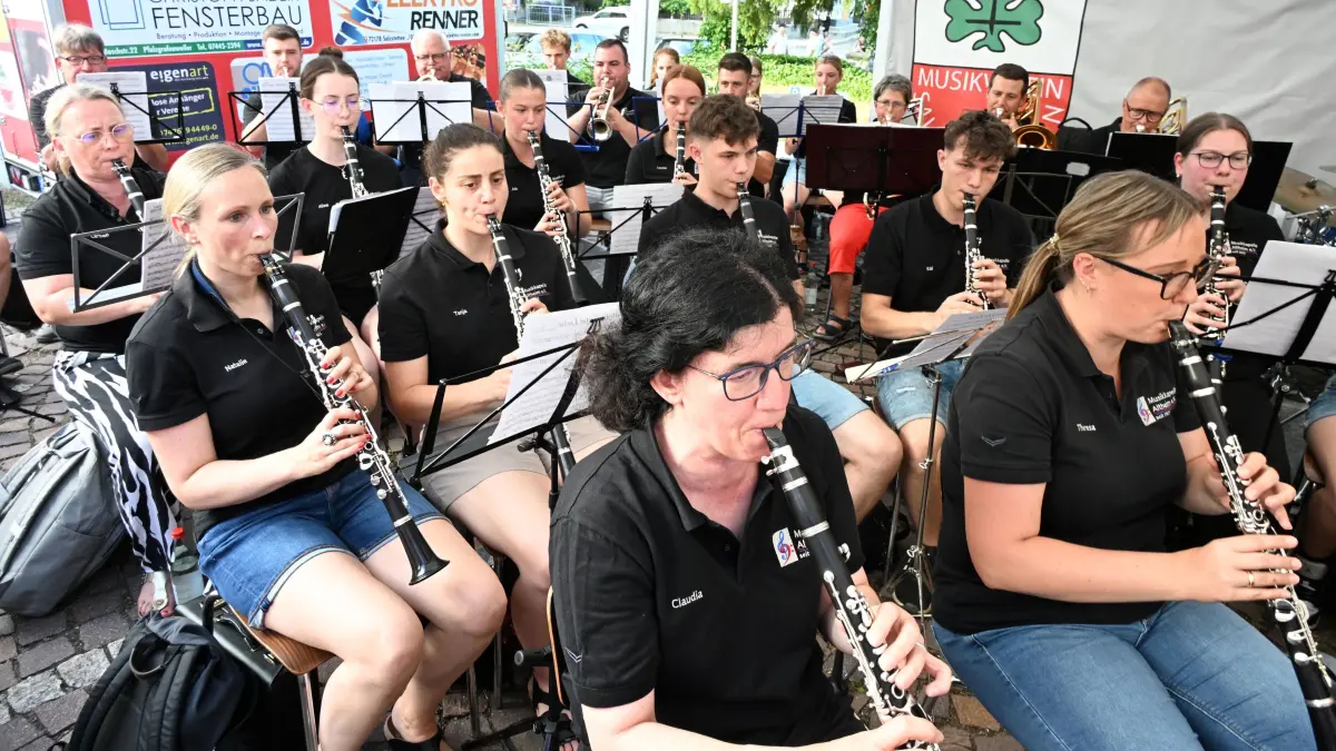 Die Musikkapelle Altheim eröffnet mit „Abel Tasman“.