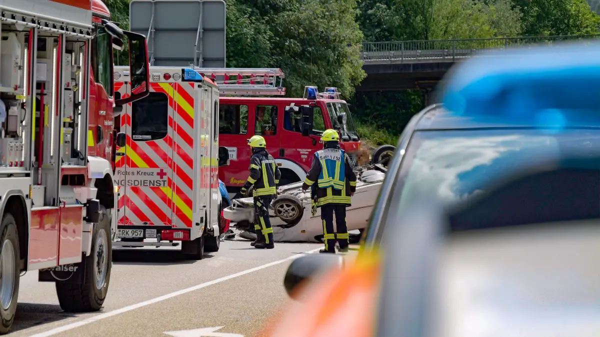 Ein Auto überschlug sich und blieb auf dem Dach liegen.