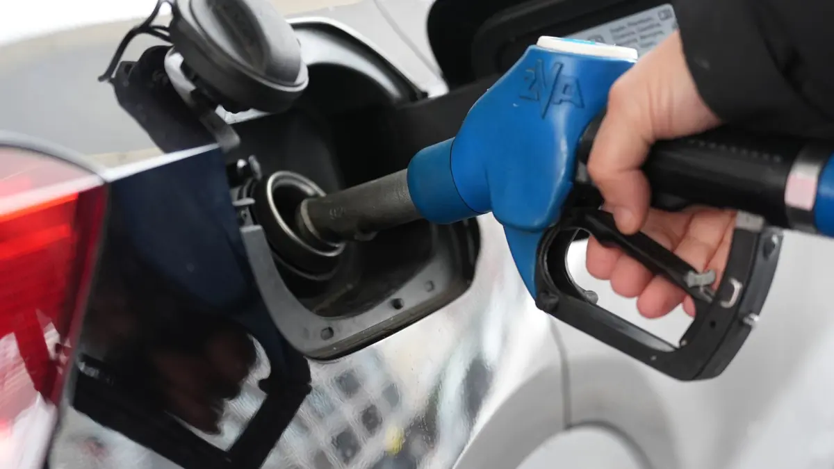 Tanken: ARCHIV - 05.01.2026, Hamburg: Ein Mann tankt an einer Tankstelle ein Auto. (zu dpa: «Inflationsrate sinkt - Energiepreise sorgen für Entlastung») Foto: Marcus Brandt/dpa +++ dpa-Bildfunk +++