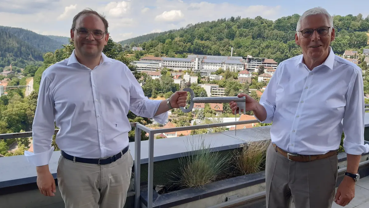 Das Geld wurde überwiesen, die Schlüssel übergeben: Ab sofort gehört das Krankenhaus-Areal offiziell der Stadt Calw. Calws Oberbürgermeister Florian Kling (links) und Landrat Helmut Riegger trafen sich zu diesem feierlichen Anlass am Dienstag auch zu einer symbolischen Schlüsselübergabe.