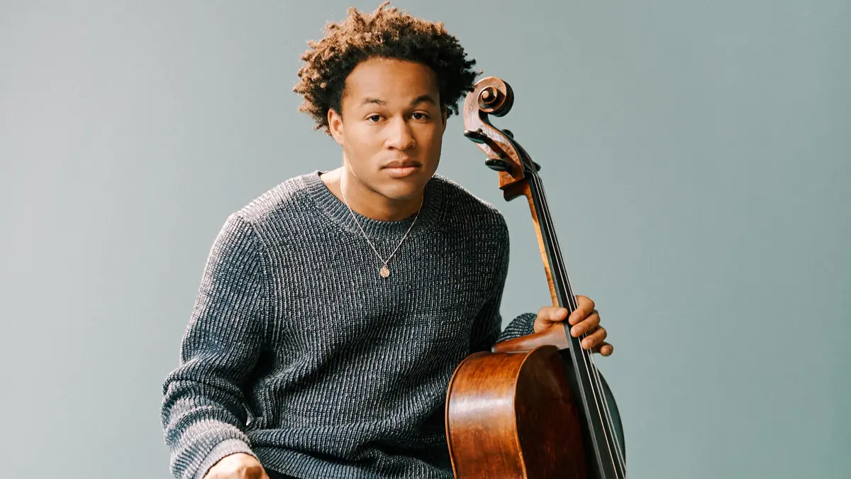 Der international gefeierte Cellist Sheku Kanneh-Mason gestaltet das Eröffnungskonzert.