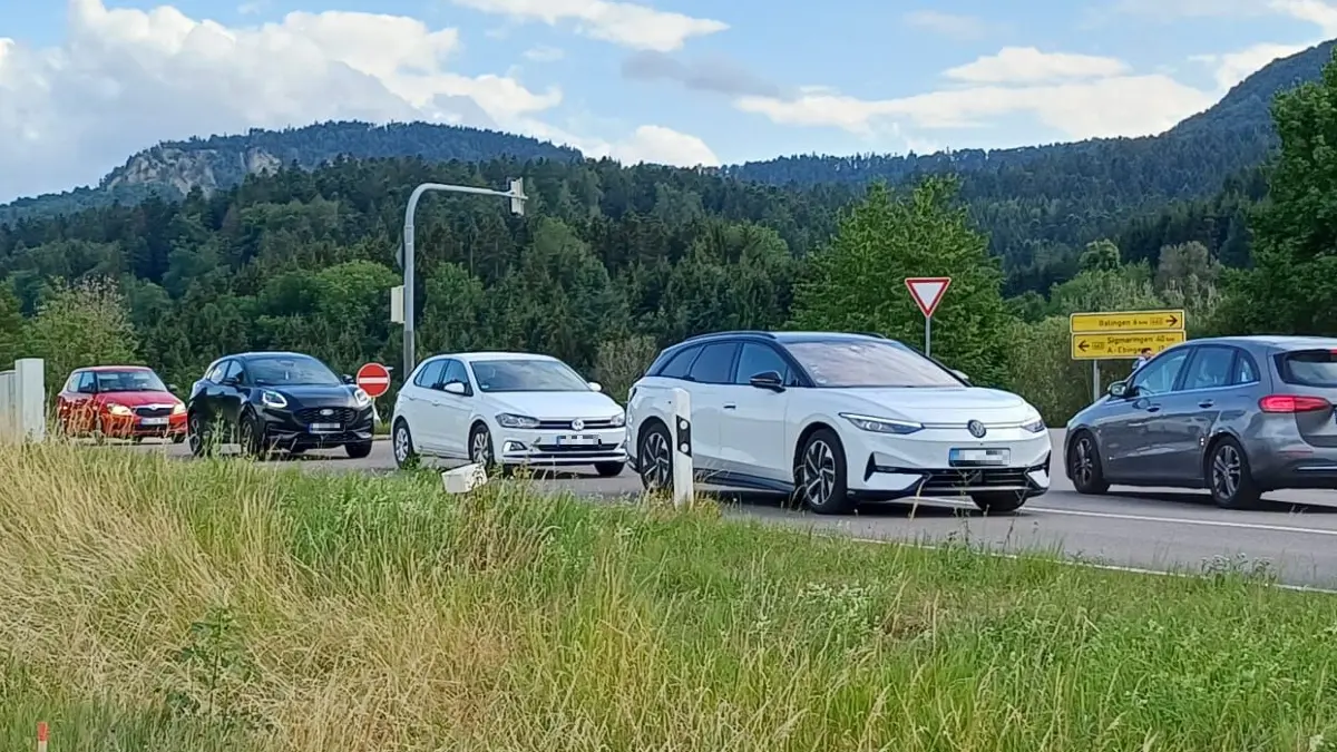 Autos im Stau: Nach einem schweren Unfall auf der B463 stockt der Verkehr.