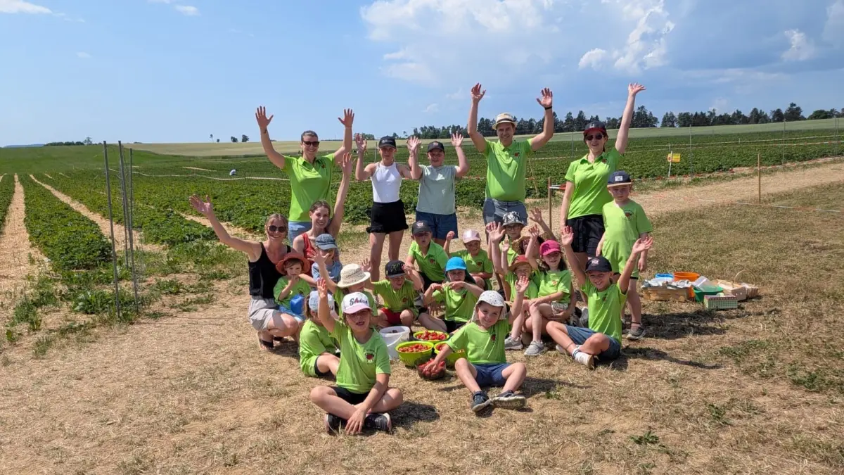 : Gruppenbild von links nach rechts, Erwachsene/Betreuer: Tanja Frey, Irene Eggert, Katrin Grüner, Gabriel Schlee, Annette Flamm, Nadine Thomas, mit den Apfelagenten-Kindern