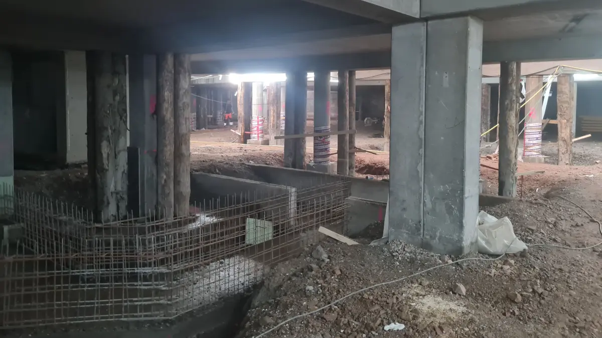 Abenteuerlich sieht es in der Tiefgarage unter dem Rathaus aus.