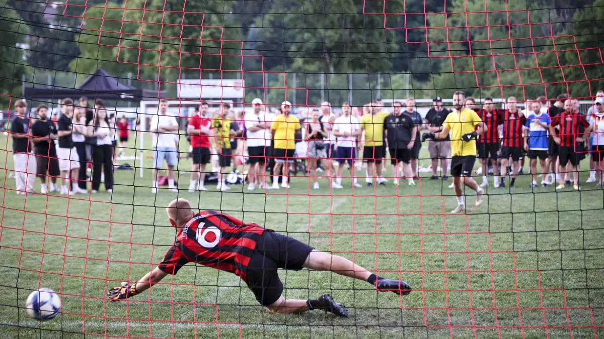 Hitziges Elfmeterturnier am boso-Cup-Wochenende auf dem Junginger Sportplatz.