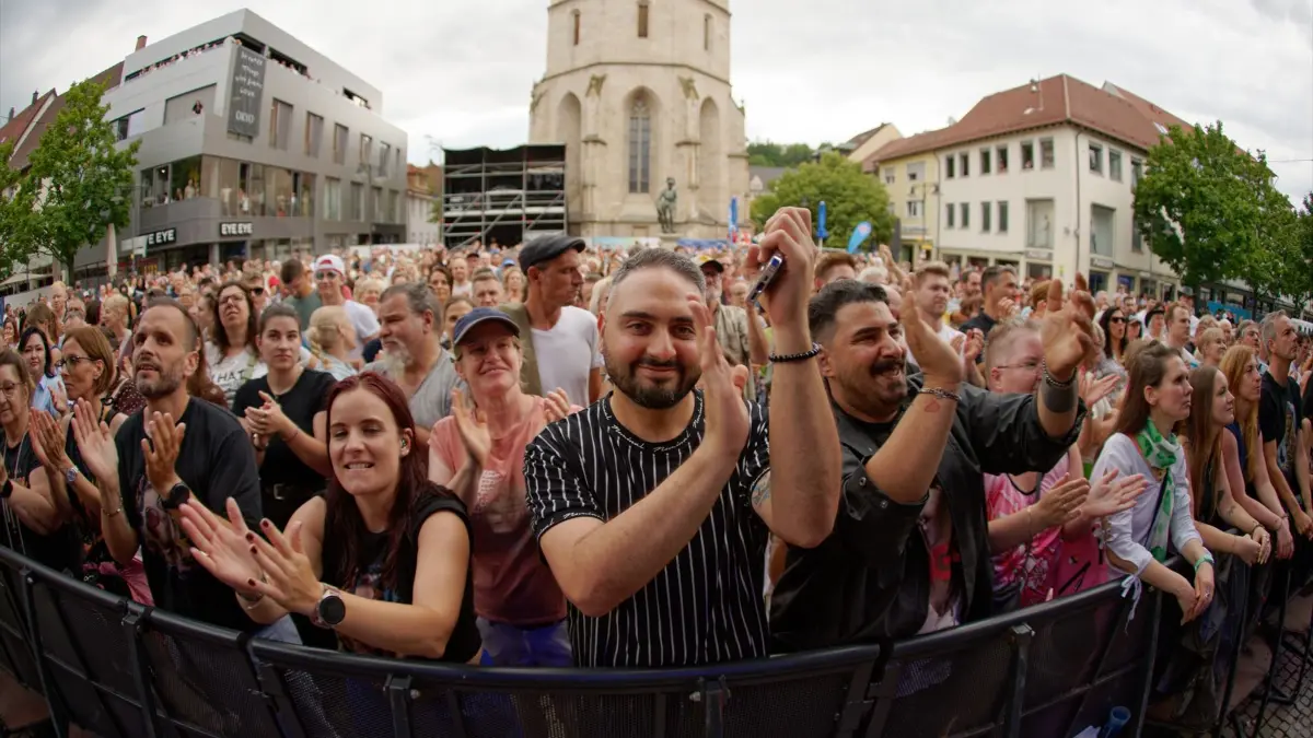 Die Fans feiern beim Open Air.