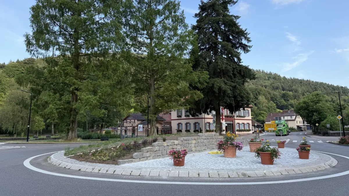 Der Kreisverkehr an der "Sonnenkreuzung" in Höfen ist frisch gestaltet.
