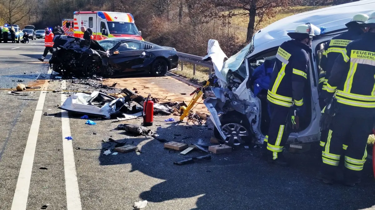 Trümmer, Verletzte Tote: Selbst die Feuerwehrleute, Rettungssanitäter und Notärzte erleben nicht jeden Tag einen Unfall wie den, der sich im März 2025 auf der B463 bei Gruol ereignet hat.