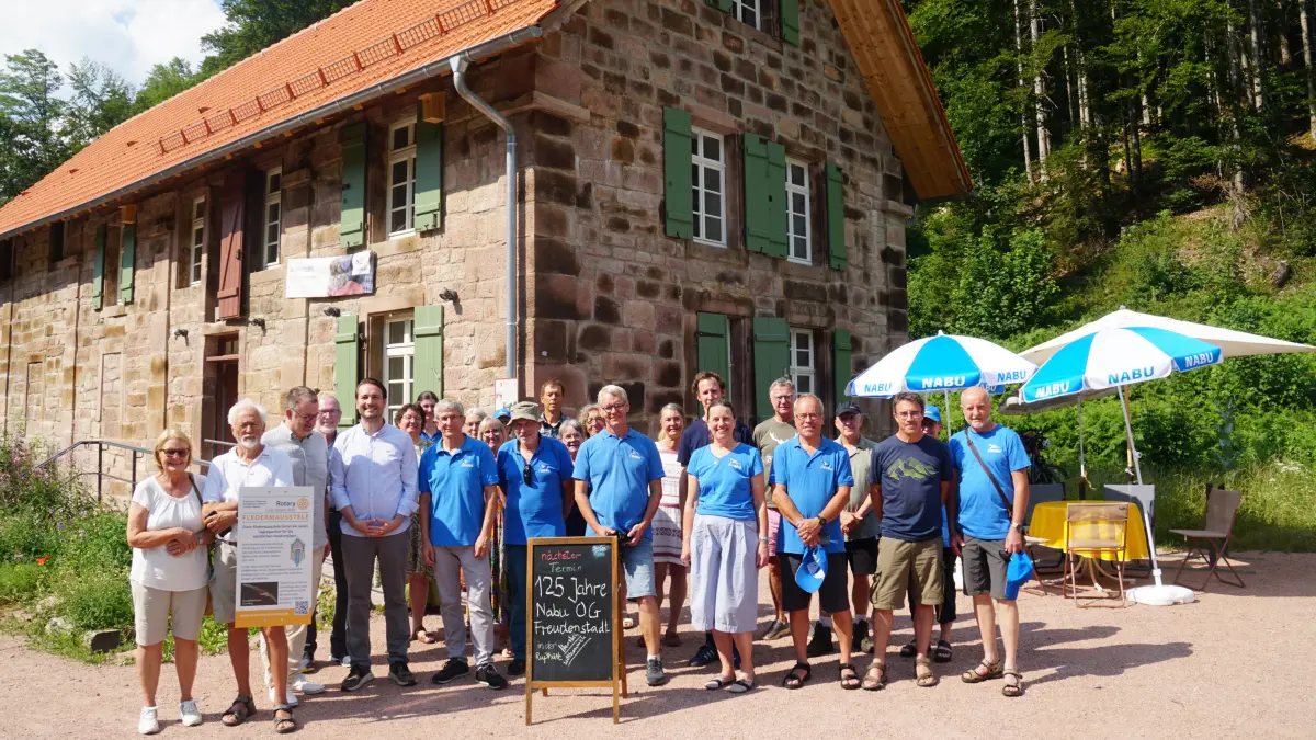 Fotos zeigen die Vertreter des NABU und Festgäste vor der Rußhütte, dieder NABU als Mieter bewohnt.