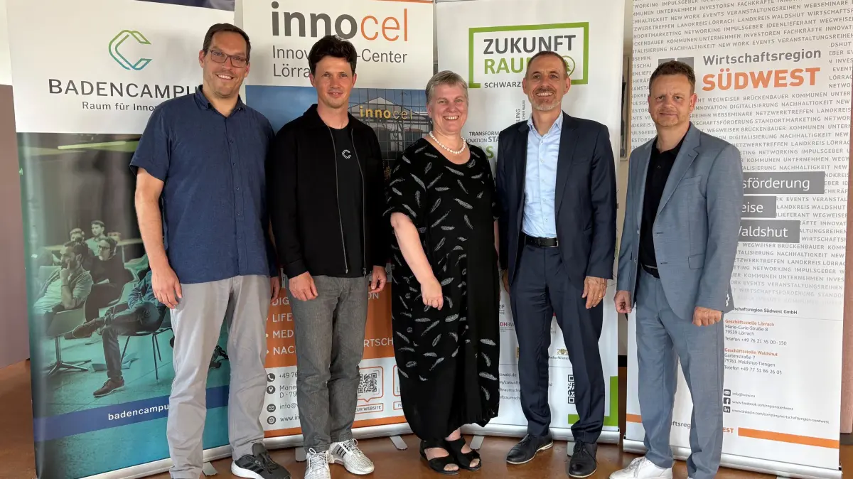Freuen sich über den neuen BadenCampus-Standort im Lörracher Innocel (von links): Von links: Philipp Reichenbach (Betreuer BadenCampus Lörrach), Thomas Scheuerle (CEO BadenCampus), Marion Ziegler-Jung (Geschäftsführerin Wirtschaftsförderung Lörrach), Oberbürgermeister Jörg Lutz und Alexander Maas (Geschäftsführer Wirtschaftsregion Südwest).
