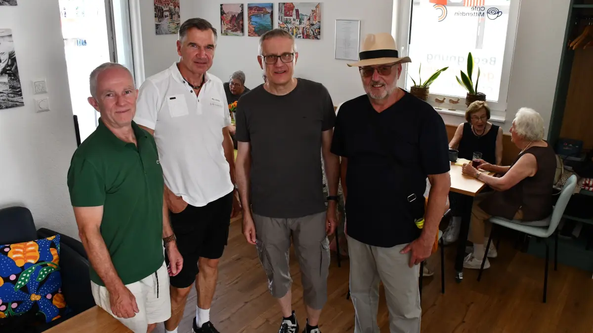 Die Macher der Bürgerstiftung mit (von links) Rüdiger Rothfuchs, Nikolaus Krüger, Stefan Hoog (Vorstandsteam) und der Stiftungsratsvorsitzende Klaus Keßner bei der Neueröffnung des „Café Mittendrin“.
