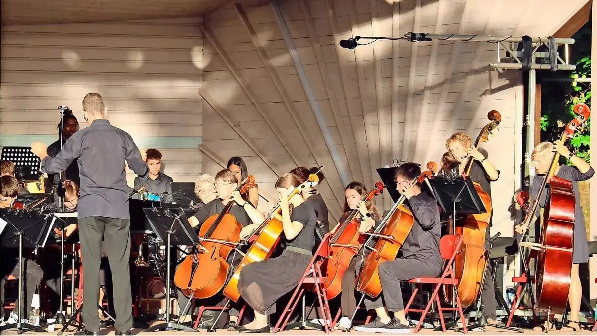Das Orchester der Musikschule Wildberg beim Open-Air-Konzert „Unser Sommernachtstraum“