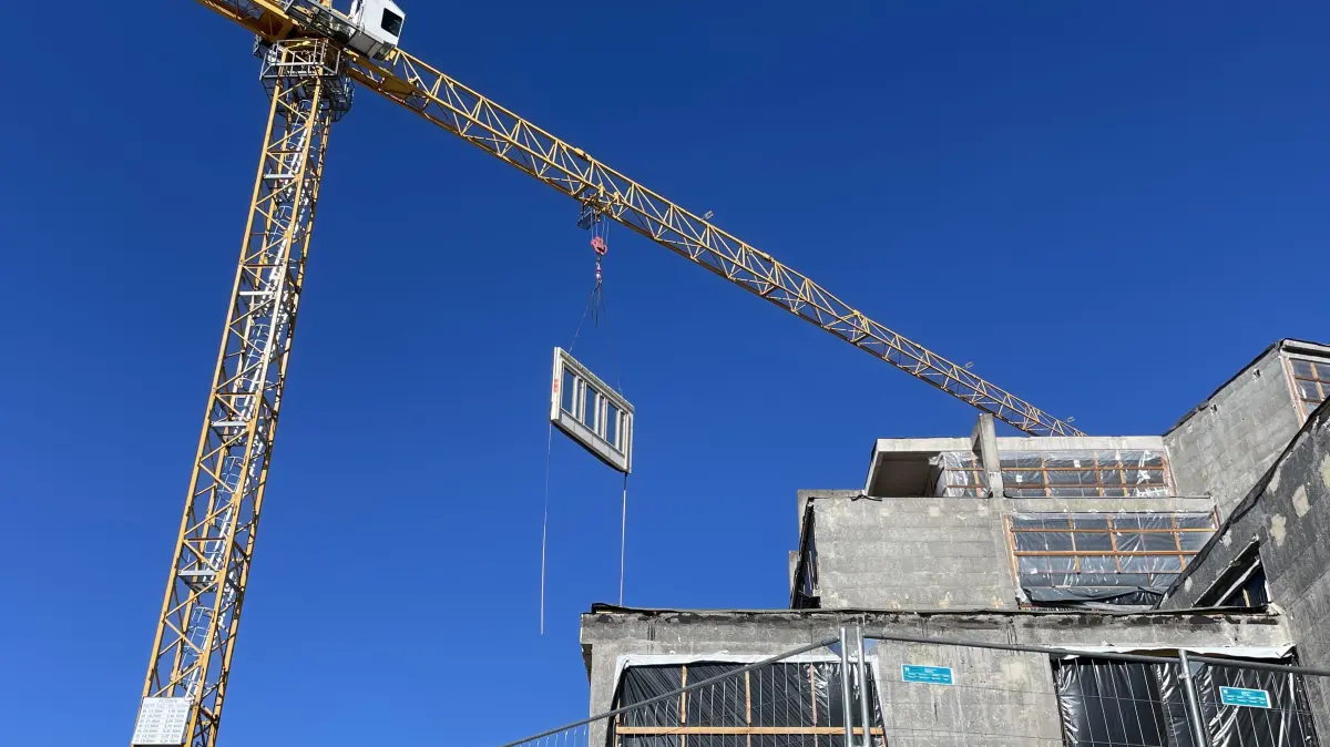 Spektakuläre Montage: Hoch hinaus geht es für die Wandelemente der St. Georgener Rathausfassade.