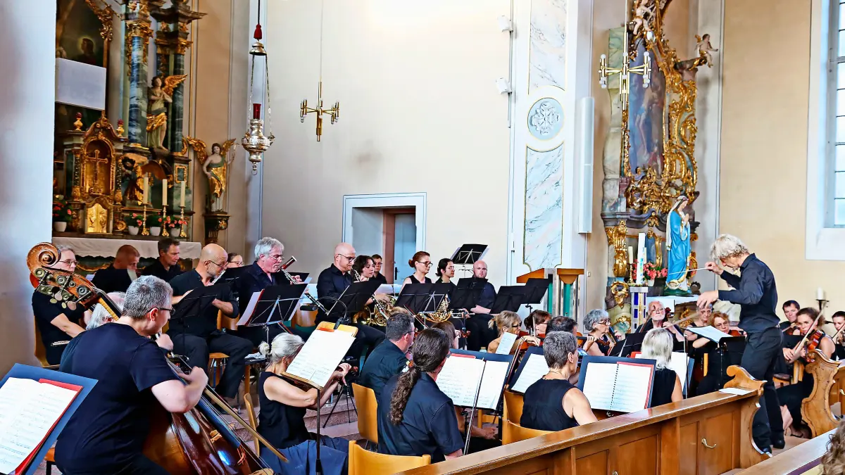 Unter der Leitung von Stefan Krattenmacher (rechts) überzeugte das Kammerorchester Ettenheim an zwei Abenden.