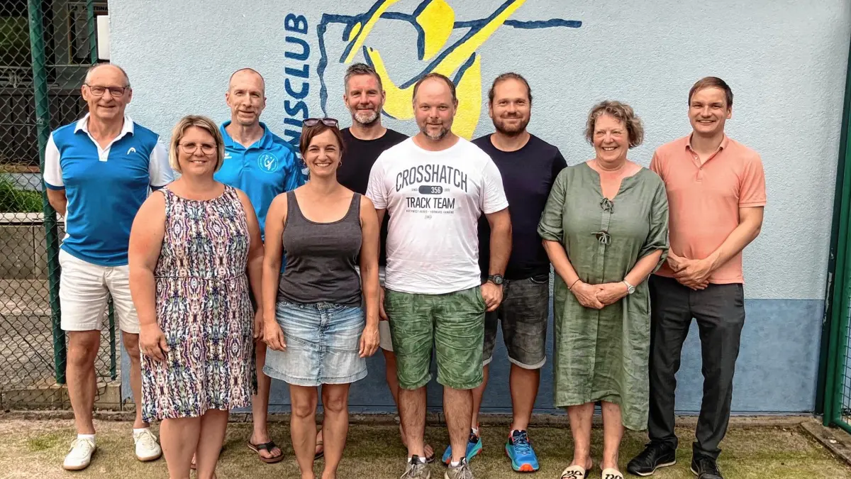 Die neuen Vorstandsmitglieder des TC Steinach (von links): Schriftführer Helmut Vollmer, Kassiererin Melanie Lutz, Vorstand Mathias Moser, Beisitzer Breitensport Miriam Uhl und Wolfgang Matthis, die Vorstände Simon Halter, Florian Glatz und Susan Deschler mit Bürgermeister Benedikt Eisele.