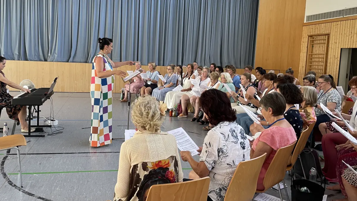Tag der Frauenstimme: Chorleiterinnen und Teilnehmerinnen beim Einstudieren der Lieder