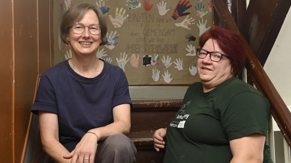 Verena Boos (Leiterin, links) und NicoleHaeger von der Rottweiler Kreiskunstschule Kreisel freuen sich schon auf das Projekt "Stadt der Kinder", einem Ferienprogramm, das die Arbeit am Kinderrechte- und Kinderschutzkonzept flankiert.