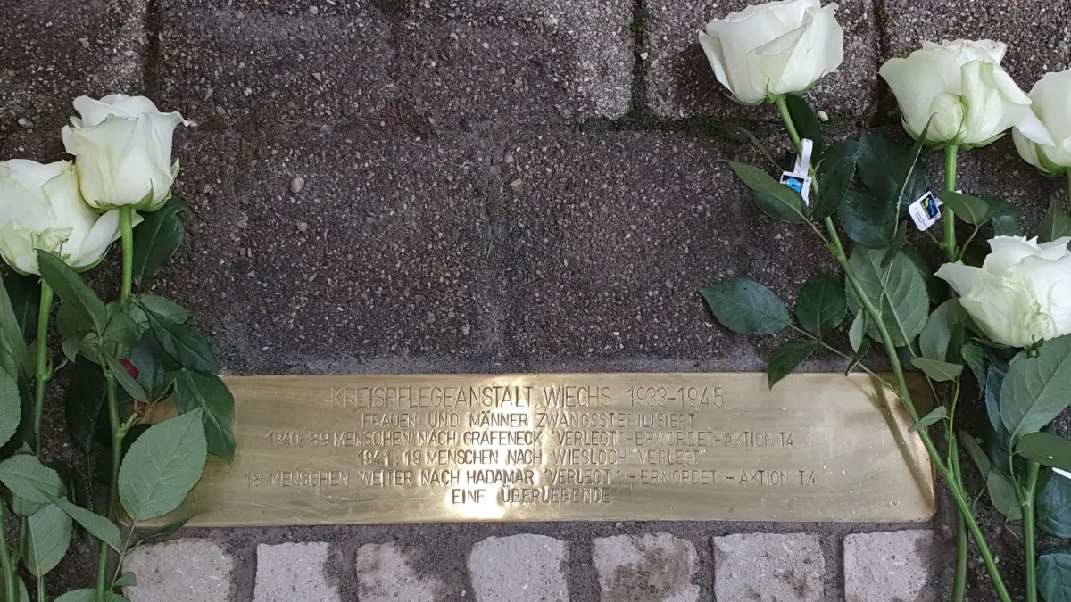 Eine Stolperschwelle für die mehr als 100 aus dem Markus-Pflüge-Heim deportierten und anschließend ermordeten Menschen wurde von der Initiative Stolpersteine Wiesental im Jahr 2023 verlegt. Nun bereitet die Initiative eine Stolpersteinverlegung in Hausen vor