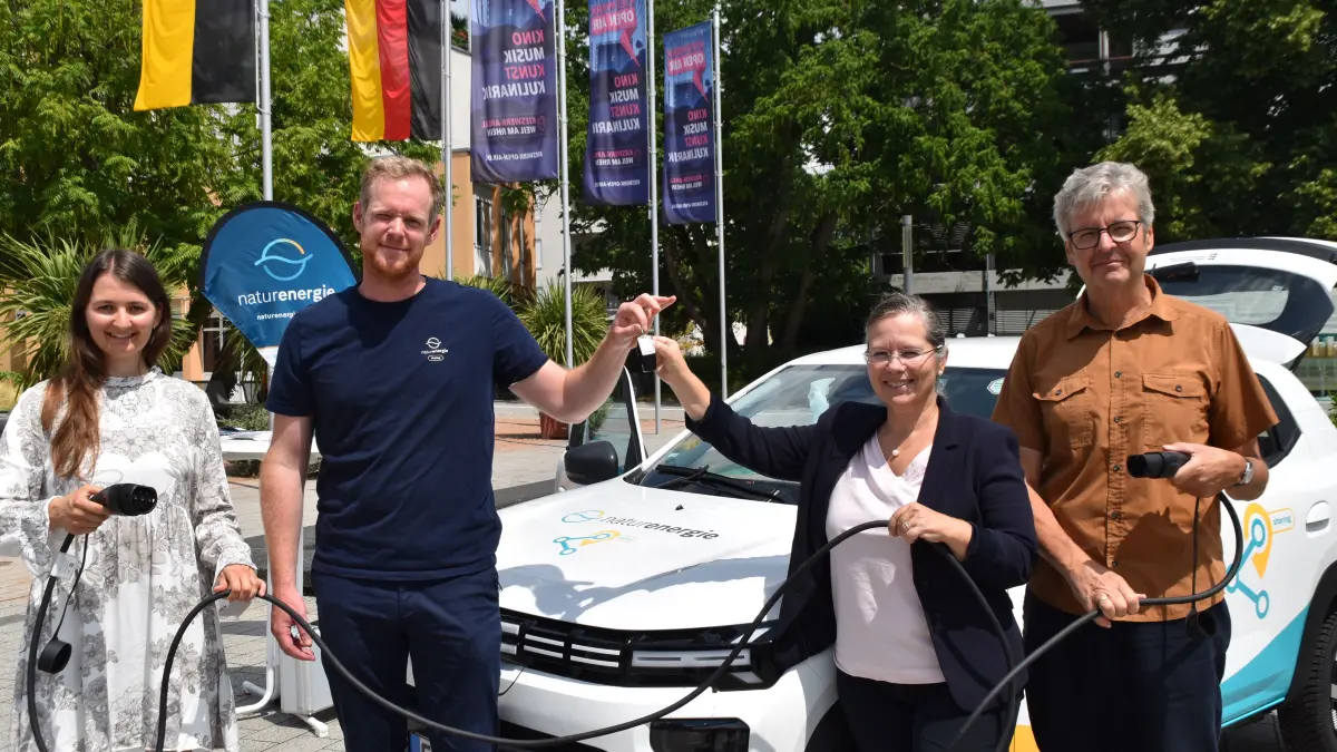 Freuen sich über den Zuwachs an E-Mobilität in Weil am Rhein: Jessica Mörsdorf vom Landkreis Lörrach, Thomas Lamarque von Naturenergie-Sharing, Oberbürgermeisterin Diana Stöcker und Bürgermeister Lorenz Wehrle.