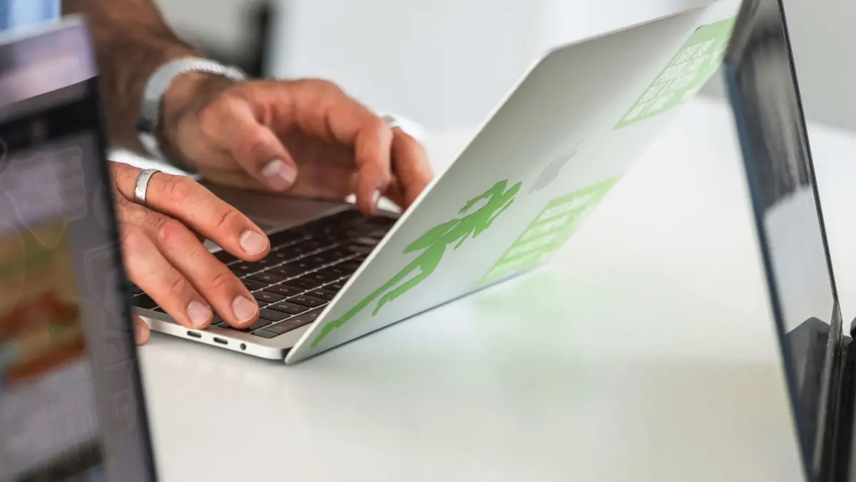 Ein Mann arbeitet am Laptop: ILLUSTRATION - 06.08.2025, Nordrhein-Westfalen, Köln: Dienst-Messenger werden längst nicht nur für Berufliches genutzt. Aber wie privat sind die privaten Konversationen? (zu dpa: «Land ermöglicht digitale Unterschriften») Foto: Oliver Berg/dpa/dpa-tmn +++ dpa-Bildfunk +++