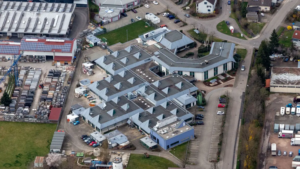 Die Gewerbe-Akademie in Schopfheim-Gündenhausen aus der Vogelperspektive. Ihr Fortbestand ist ungewiss.