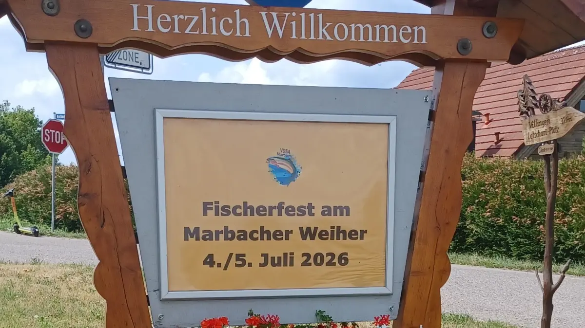 Vier dieser Ortseingangstafel gibt es in Marbach, sie sollen durch neue Holzschindeln aufgewertet werden.