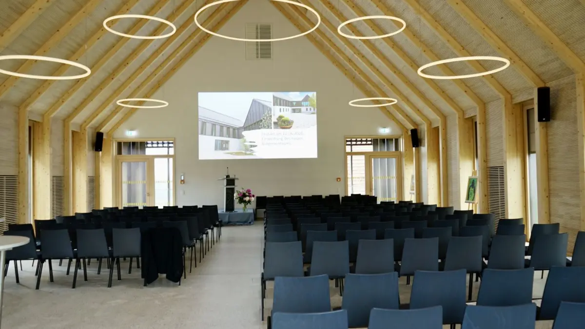 Der Bürgersaal des neuen Bürgerzentrum Simmersfeld, der auch als Sitzungssaal für den Gemeinderat dient.