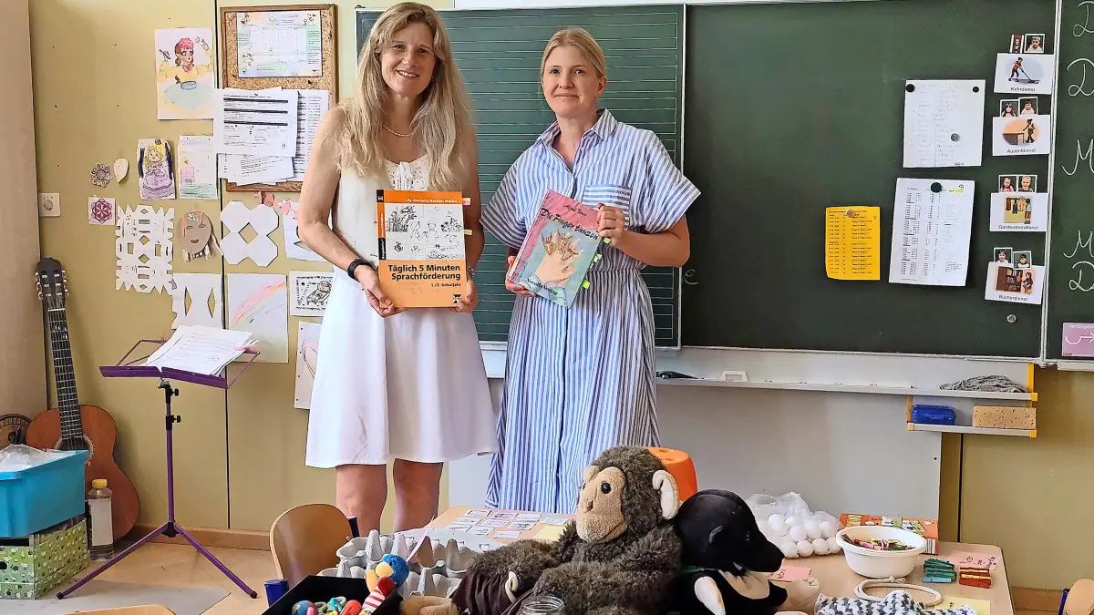 Die Friedensschule ist in Trossingen die erste Grundschule, die sich eine durchgängige Sprachbildungsschule nennen darf. Seit diesem Schuljahr gibt es drei Gruppen mit insgesamt 36 Kindern mit Migrationshintergrund, die am Sprachförderkonzept „SprachFit“ teilnehmen. Rektorin Sandra Heizman (links) und Bürgermeisterin Susanne Irion sind hier in der Klasse mit den entsprechenden Materialien für den Unterricht.