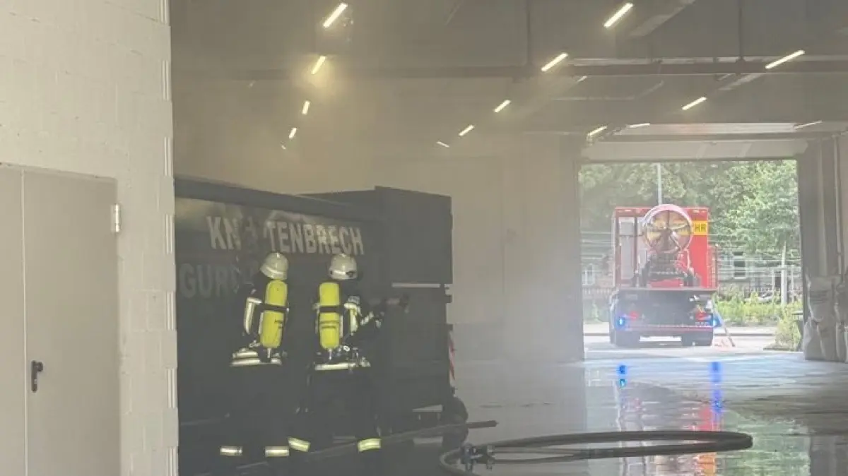 Ein Atemschutztrupp bereitete den großen Pressencontainer zur Übernahme durch ein Spezialfahrzeug vor.