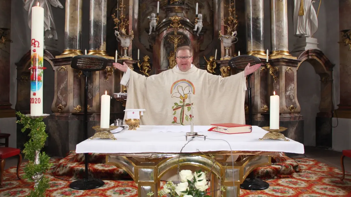 Pfarrer Michael Storost am Altar der Annakirche. In der Corona-Zeit hat er dort seine priesterliche Pflicht erfüllt und auch ohne jegliche Gottesdienstbesucher Messen gefeiert.