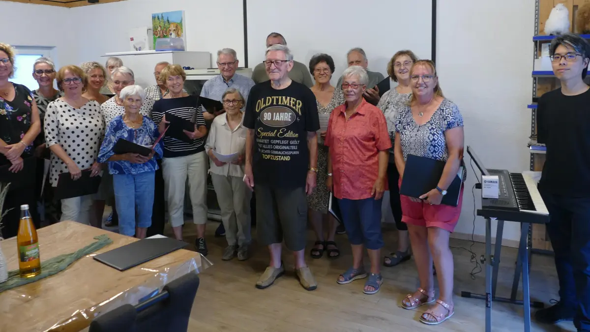 Karlheinz Kiefer erhält zu seinem 90. Geburtstag ein Städchen von seinem Herzensverien Hamonie Brigachtal überbracht. Im kommenden Jahr wird er dort für 60 Jahre aktives Singen geehrt.