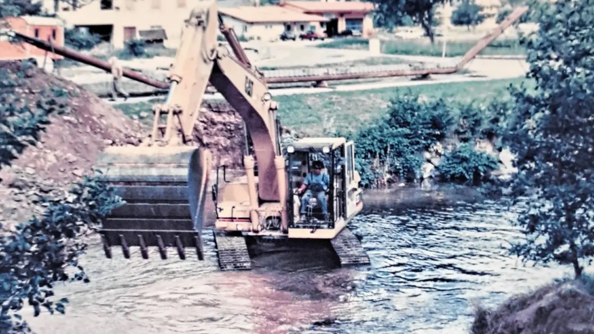Ein Bild aus den Anfängen vor 30 Jahren der Kraftwärmeanlagen (KWA) Oberwolfach. Hier wird das Flussbett der Wolf beim ehemaligen Hund-Areal ausgebaggert, um ein Leitungsstück für die Querung des Flusses, ein sogenannter Düker, zu verlegen.